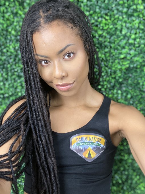 4 pic. wait why the fuck does my front facing camera look so much better than my three fancy back cameras<a href="/tag/mvsales"class="tags"><span>#mvsales</span></a>