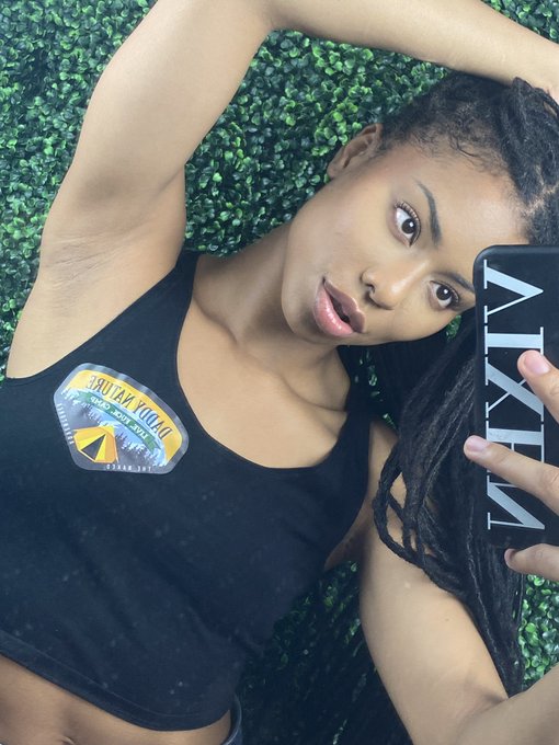 2 pic. wait why the fuck does my front facing camera look so much better than my three fancy back cameras<a href="/tag/mvsales"class="tags"><span>#mvsales</span></a>