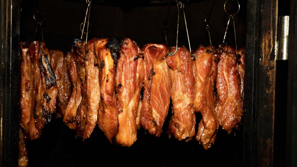 HKFoodTour's tweet photo. 🤓 Do you know why Hong Kong styled BBQ pork is called "char siu" in Cantonese? "Char" means a fork or a skewer. "Siu" means roasting. You stick a piece of pork on a skewer and roast it in a grill oven... Viola! You get Char Siu!🍴 #hongkongfoodie #hongkongbelly #bbqpork #charsiu https://t.co/UWSV2jiikH