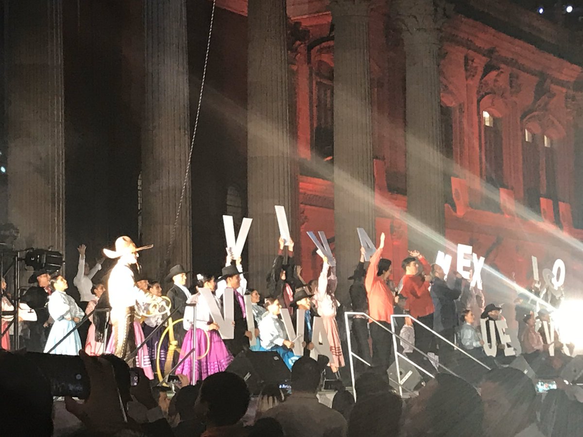 FranciaMTY's tweet photo. Felicidades a todos los amigos regios de #Francia, emotivos recuerdos de las últimas conmemoraciones antes del Covid. 
¡Viva México! #GritoDeIndependencia https://t.co/DBeQ3a4LzG