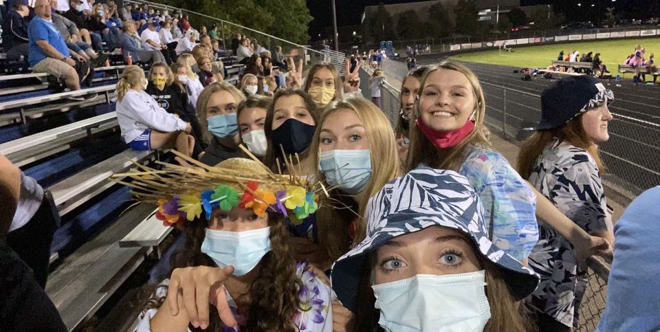WMRoyalsVB's tweet photo. Royals VB supporting @soccer_wm Soccer tonight! 2-1 at the moment...hold tight ladies! #GoRoyals #LadyRoyalsSupportingLadyRoyals #RoyalsVB 💙🏐👑⚽️❤️ https://t.co/o07vHGKmkA