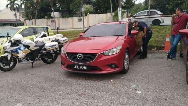 redzuanNewsMPB's tweet photo. Tak tahan asyik kena saman “speed strap” dan lain saman tempat yg beliau tidak pernah kunjungi.

Owner tulen Mazda dari Johor turun jejak kembarnya sampai dapat di Bangi.

Road tax pun sama.

Kredit : Shidie Art Pelukis Rakyat https://t.co/fwDhogkvKE