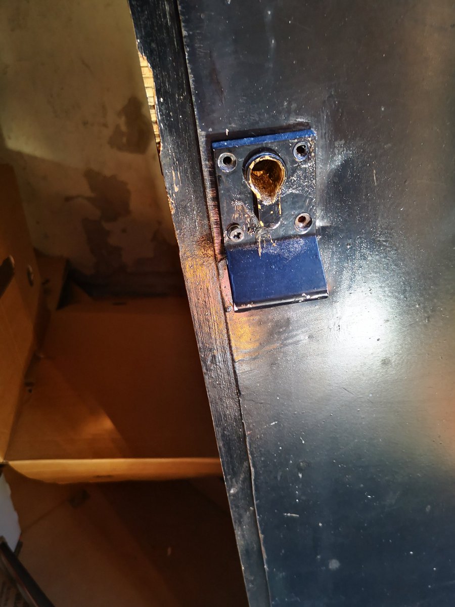 STEMLOCK's tweet photo. This is the result of a unqualified and no polite words to it other than a cowboy. This job would of been so much easier, less hassle and cheaper had they called a professional first.

Always ask a friend for recommendations or use a reputable organisation such as @MLA_locksmiths https://t.co/yK1VjV3Amh