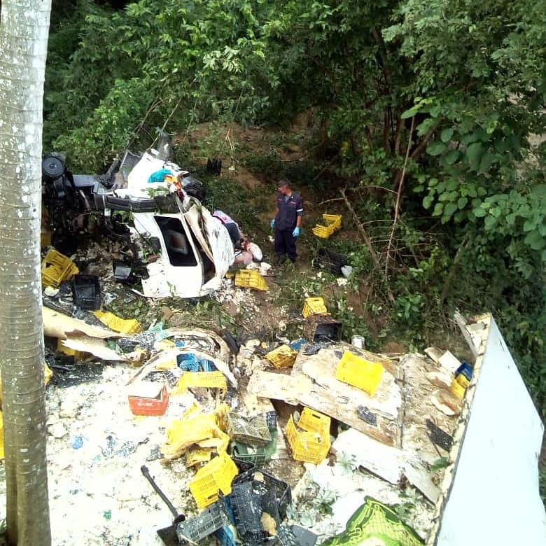 TachiraNews's tweet photo. Mueren cuatro “Ferieros” del Táchira en accidente de tránsito en Morón estado Carabobo https://t.co/nO3PareOlK

#TáchiraNews #Suceso #Accidente #SanCristóbal #Táchira #Jaureguí #Ferieros #15Sep https://t.co/xXTkQnxoUE