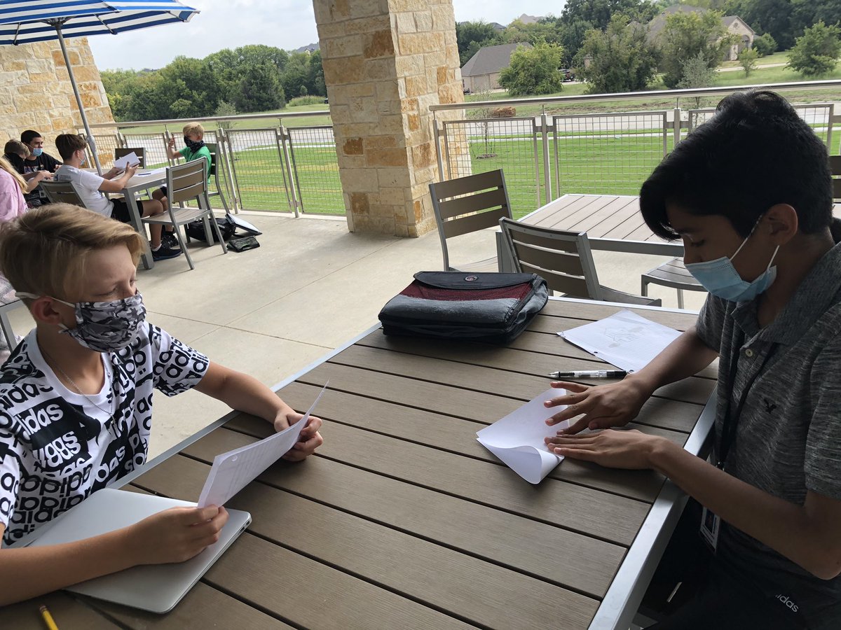 TechRunsThruIt's tweet photo. We checked out our outdoor learning balcony today! π It was great place for our βPrecise communication is keyβ lesson #DMSIncEdu @UnchartedLRNG Communicators verbally instructed their teammates through an origami lesson. Harder than it seems π #misdproud of them π@dieterichms https://t.co/GE2eMFMY1T