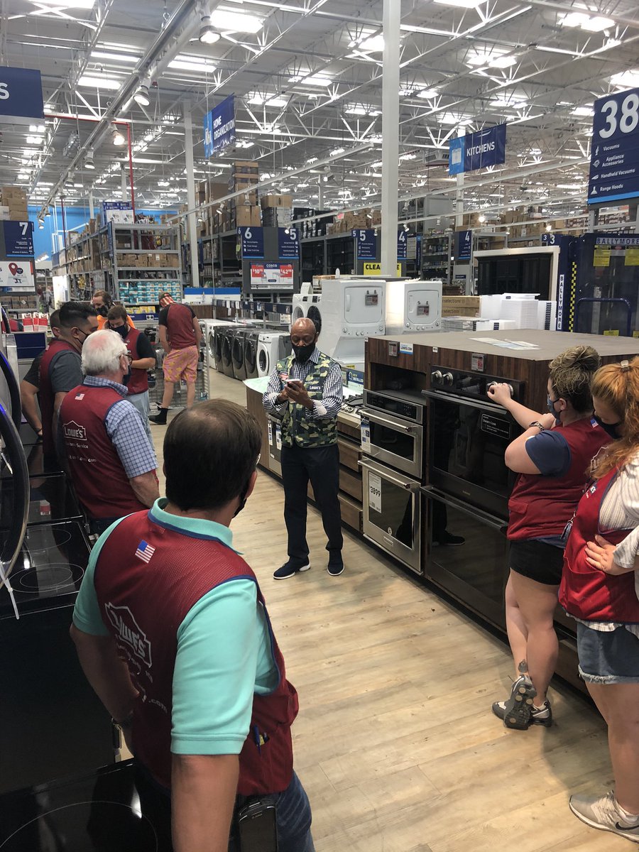 dantep_lowes's tweet photo. Shout out to Eric with Lowe’s Protection Plans providing lots of knowledge on selling LPP’s @Lowes
@JeffBeesing #Lowes2238 #District1270 #Region27 https://t.co/Mt62uREnKl