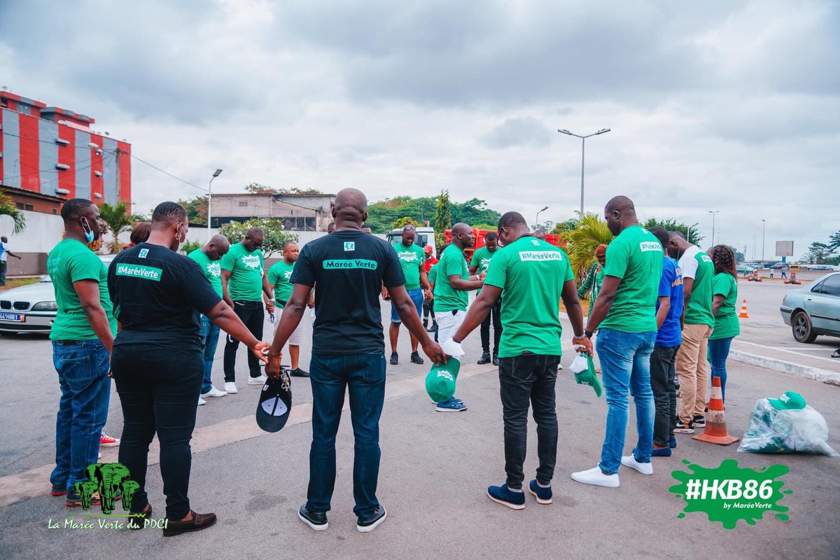 mareevertepdci's tweet photo. MV1: Investiture du candidat du PDCI.
La marée Verte y était.
#HKB86
#maréeverte
#PDCI2020 https://t.co/pFAMlsWokV