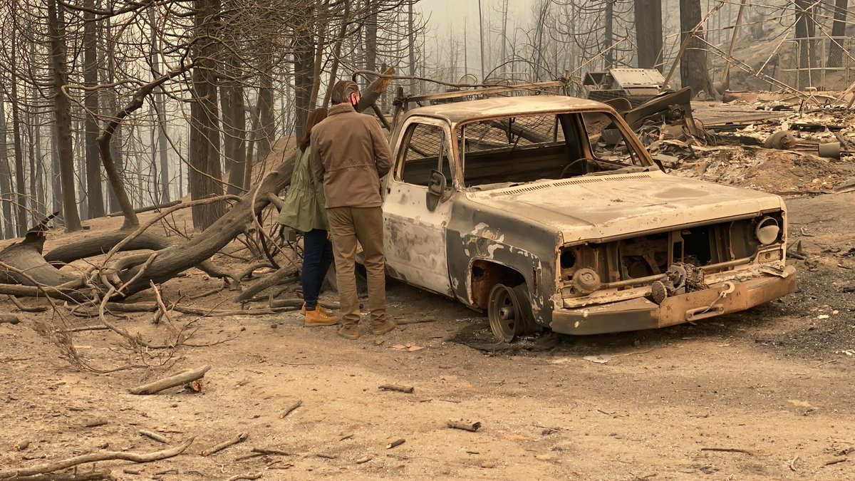 . @KamalaHarris and  @GavinNewsom toured a house destroyed by the wildfires along with a charred car. the house is just that chimney and wood behind the car.Walking over to it, a man who appeared to be a local reporter, heckled them and accused them of doing a photo opp