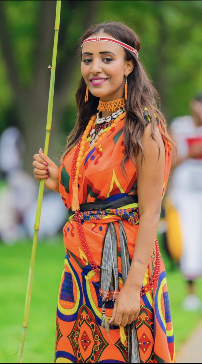 FBedaso's tweet photo. Last year’s #Irreecha2019 was beautiful. I carried this “Agada” around the whole day to save it 4 later but someone(idk who) stole it from me😂This year I’ll be celebrating #irreecha2020 at the lake(pond really🤣) by my house cause (Rona) but it will be celebrated nonetheless🌳🙏🏽 https://t.co/rTqme3HoZV