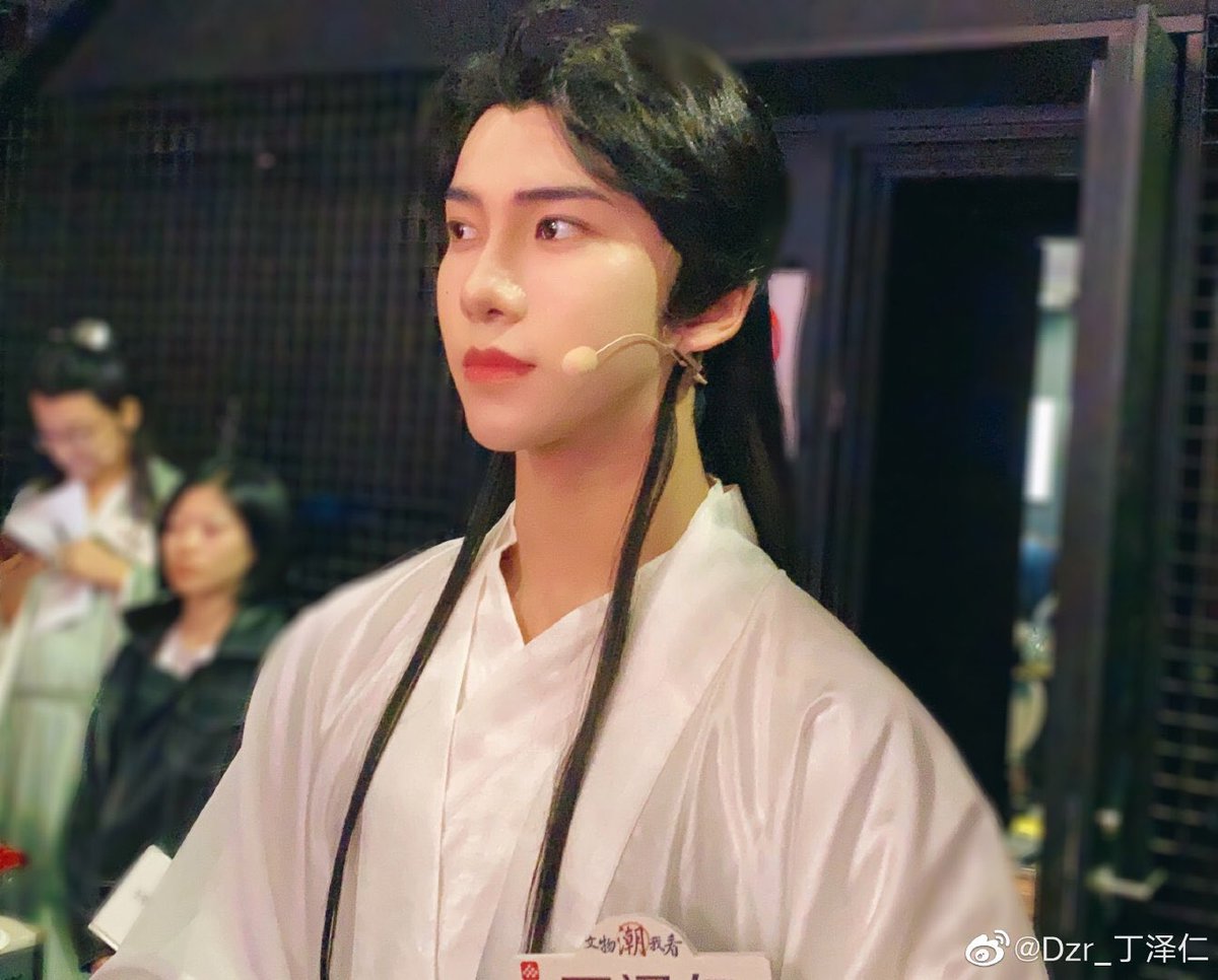 zeren_th's tweet photo. 160920
Ding Zeren weibo posted 🏡

(แปล) “เทือกเขาสูงชันตระหง่านน่าประหลาด ทำให้เธอกับฉันต่างโหยหา”

เป็นท่อนเนื้อเพลง 十年人间 (จากเพลงประกอบซีรี่ส์ค่ะ) 

#丁泽仁 #DingZeren #NEX7 https://t.co/0pubKeEwrV