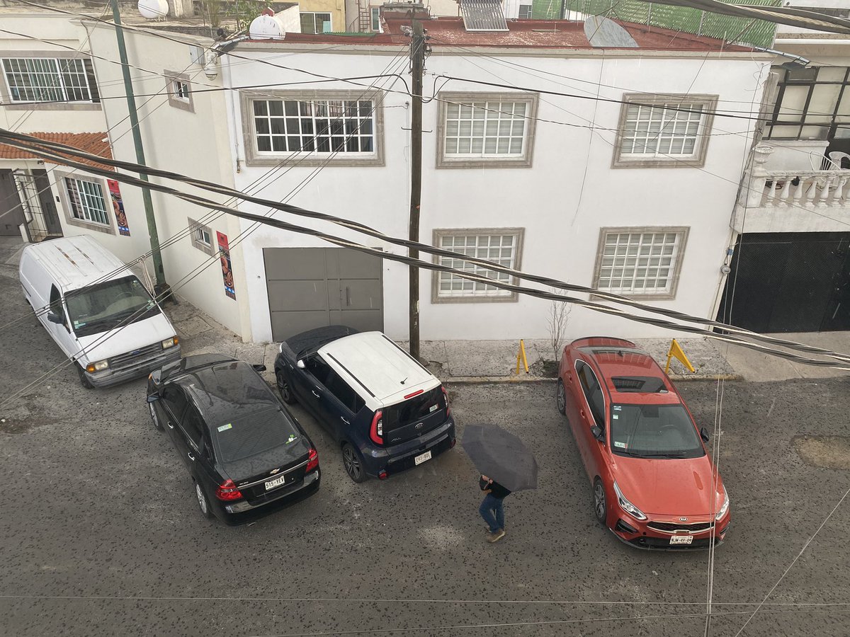 JessyRMachuca's tweet photo. @UCS_GCDMX Vecinos en calle Orión 59 en Prado Churubusco colocan tubos en banquetas y se estacionan obstruyendo la vialidad  diariamente https://t.co/KZwFuVXEFj