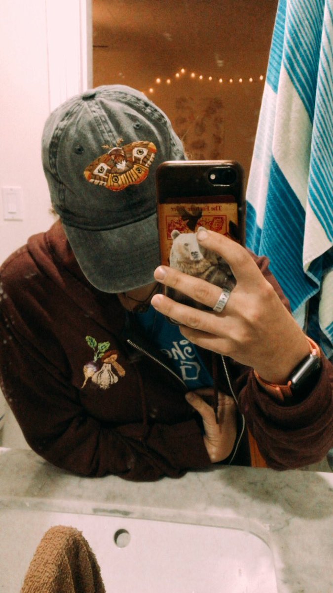 Osnapple1's tweet photo. I made a hat 🦋 https://t.co/kJFNX26ey4