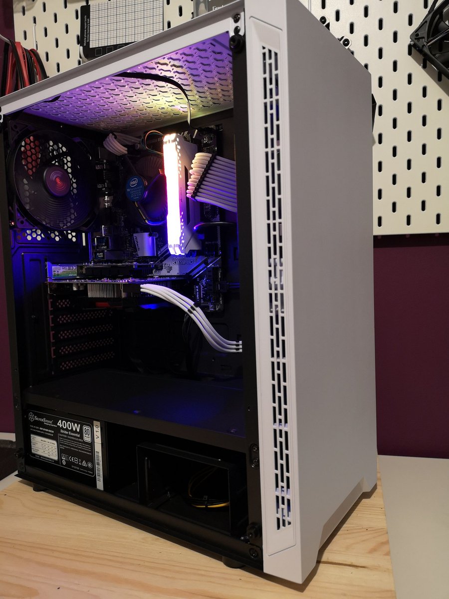 TeamPrettyNinja's tweet photo. The entry level build was great fun to build tonight!

Will be running some tests on it to make sure I'm 100% happy with its performance.

Based in the UK looking for PC advise hit me up at:
https://t.co/qqtqKupYO6

#vcpb #Entrylevel #custompcbuild #customgamingpc https://t.co/7LhRH5VG4W