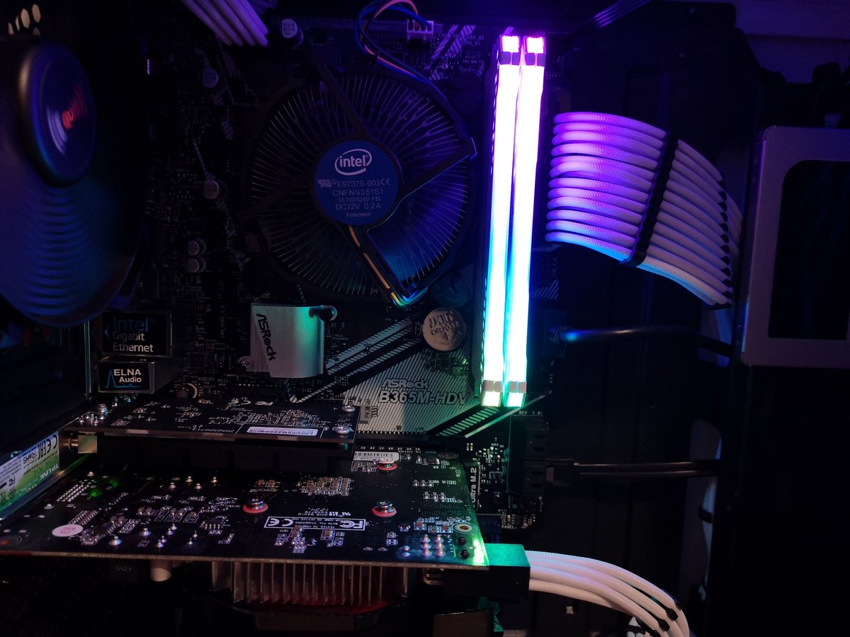 TeamPrettyNinja's tweet photo. The entry level build was great fun to build tonight!

Will be running some tests on it to make sure I'm 100% happy with its performance.

Based in the UK looking for PC advise hit me up at:
https://t.co/qqtqKupYO6

#vcpb #Entrylevel #custompcbuild #customgamingpc https://t.co/7LhRH5VG4W
