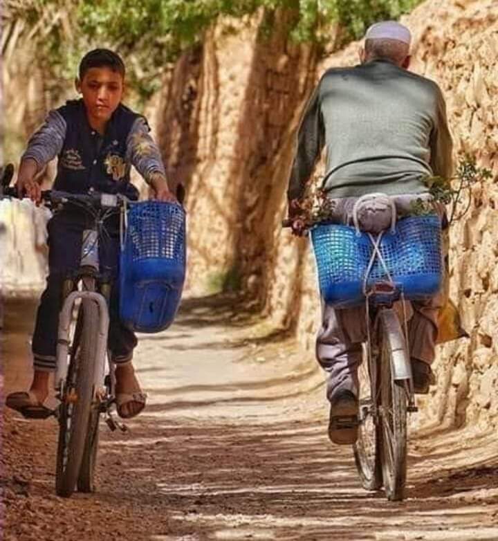 يمضي قطار العمر بين ذاهب يحلم بالكثير ..
 وعائد مكتفي بالقليل .