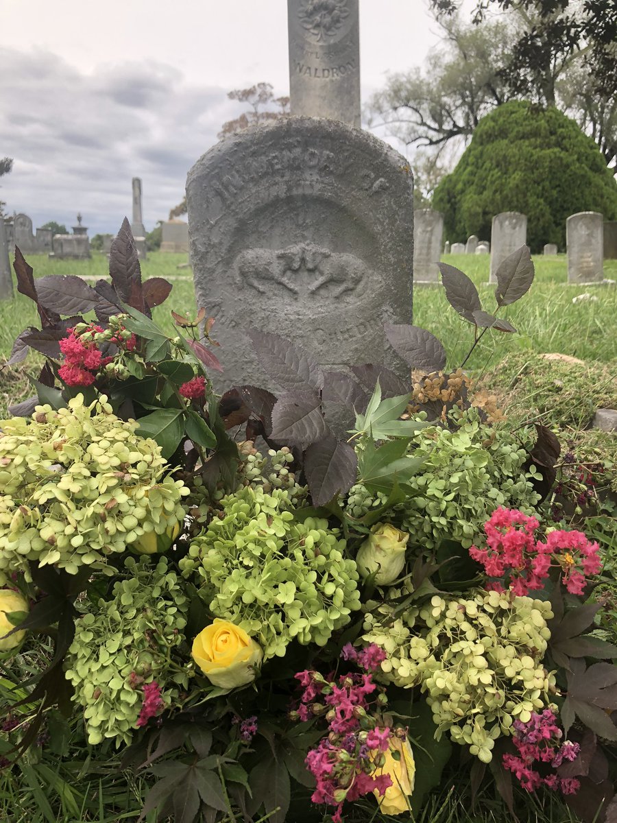 PresbyterianCe1's tweet photo. In the late 1800’s, Robert &amp; Susan Waldron experienced the heartbreaking loss of one baby after another. Ten babies rest side by side in cradle graves. This floral arrangement was donated to honor the little Waldron lambs. 🖤
#jamesrivergardenclub #babygraves #lynchburgva https://t.co/AZo05s4Ivu
