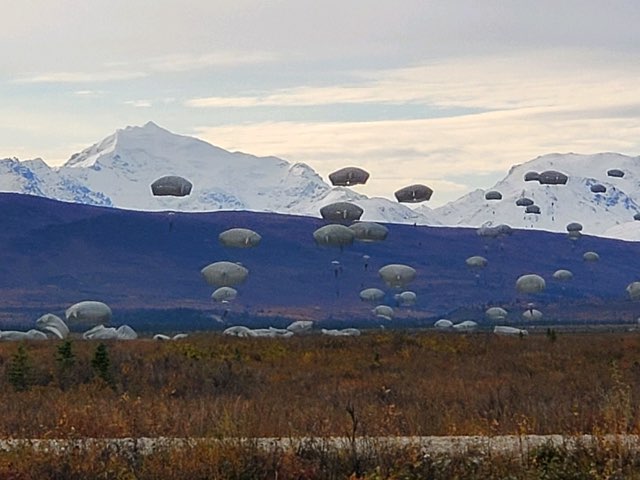 USARPAC's tweet photo. Paratroopers from the @4thBrigade25ID execute a joint forcible entry operation into Donnelly Training Area, Alaska as part of #DefenderPacific20, Sept. 14.
 #FreeAndOpenIndoPacific @DeptofDefense #USArmy @ArmyTimes https://t.co/kzle0jBloO