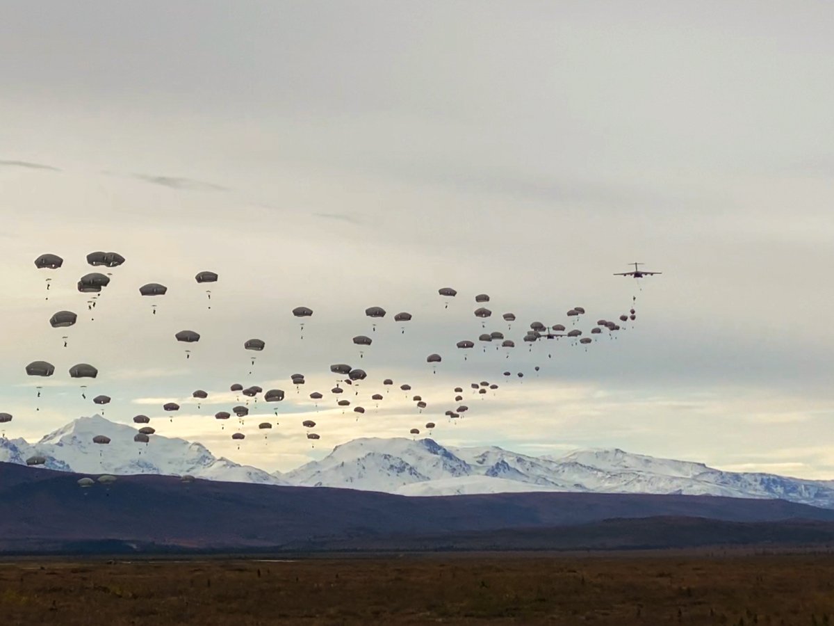 USARPAC's tweet photo. Paratroopers from the @4thBrigade25ID execute a joint forcible entry operation into Donnelly Training Area, Alaska as part of #DefenderPacific20, Sept. 14.
 #FreeAndOpenIndoPacific @DeptofDefense #USArmy @ArmyTimes https://t.co/kzle0jBloO