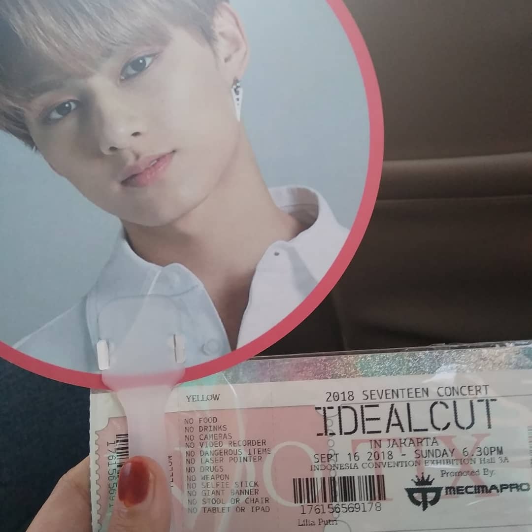 blackhairjunhui's tweet photo. Selamat 2 tahun #IdealCutinJKT ❤
Konser kpop pertama aku. Baby carat, blm hafal semua b-side tracknya. Pas hip hop team perform cuman hah hoh doang kyk keong. Pertama kali ngerasain atmosfer konser, merinding pas denger fanchant sama liat ocean caratbong. https://t.co/pwaNNkKHF3