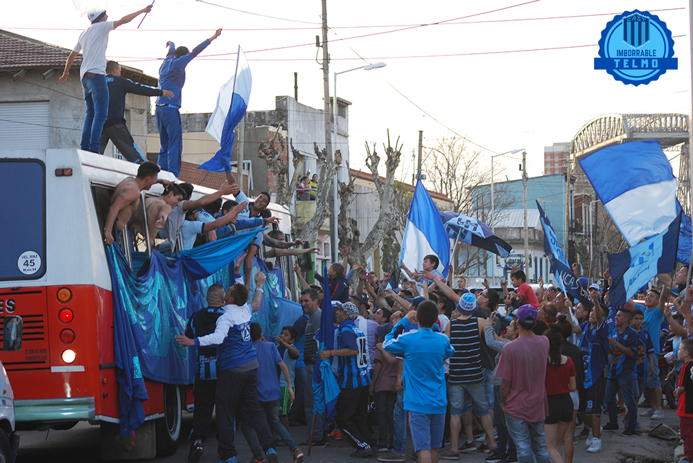 ImborrableTelmo's tweet photo. 📸[Festejos Imborrables] ➡️15 de septiembre 2015.
Dock Sud 1 - San Telmo 2 (Galeano y Martínez) en cancha de Italiano. El micro escolar que transportaba a los jugadores de San Telmo de regreso, fue recibido a lo grande por los hinchas sobre la calle Montaña, en la Isla Maciel. https://t.co/DbMD1ueZnb