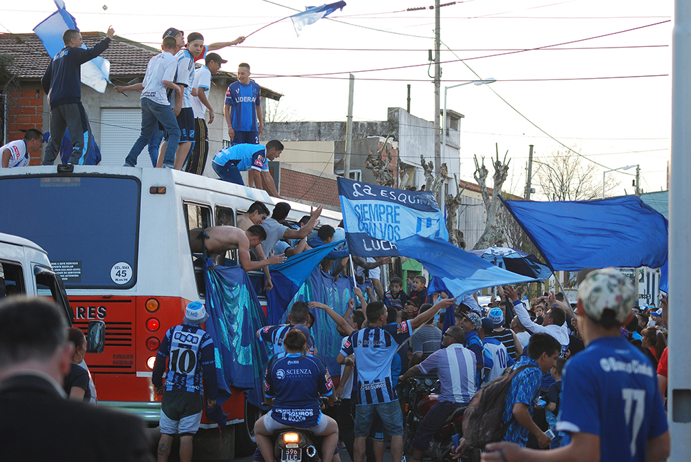 ImborrableTelmo's tweet photo. 📸[Festejos Imborrables] ➡️15 de septiembre 2015.
Dock Sud 1 - San Telmo 2 (Galeano y Martínez) en cancha de Italiano. El micro escolar que transportaba a los jugadores de San Telmo de regreso, fue recibido a lo grande por los hinchas sobre la calle Montaña, en la Isla Maciel. https://t.co/DbMD1ueZnb