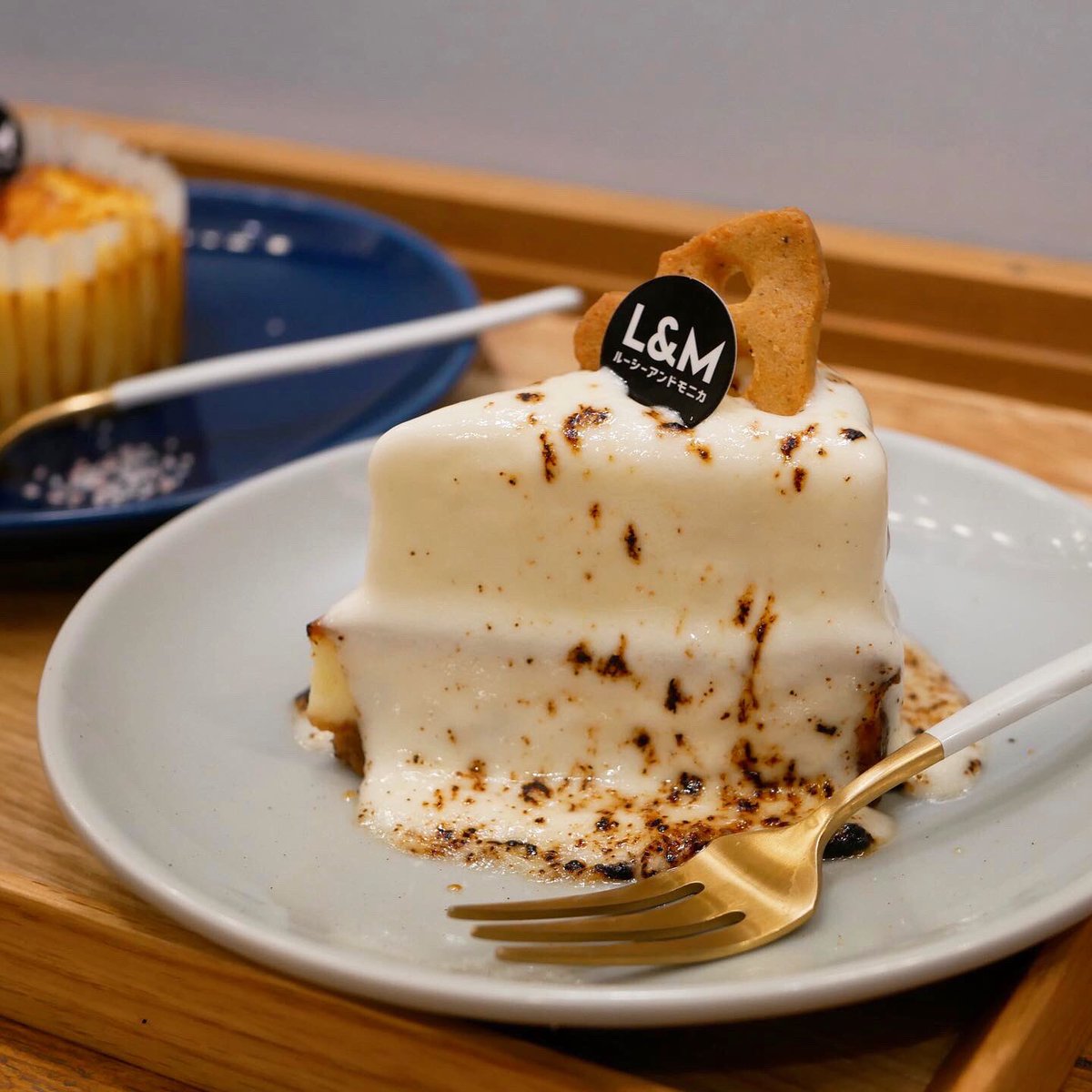 あき 町田のルーシーアンドモニカでレアとベイクドのチーズケーキとバスクチーズケーキ 下はベイクド 上はレアなチーズケーキ オーダー後にバーナーで炙ってくれるょ 炙ったとこが香ばしくっておいし バスクチーズケーキは冷たい 常温 温める