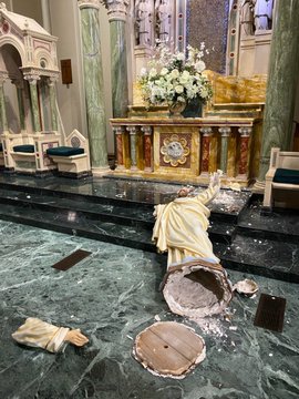 Atacan catedral y destruyen imagen en el Paso Texas.