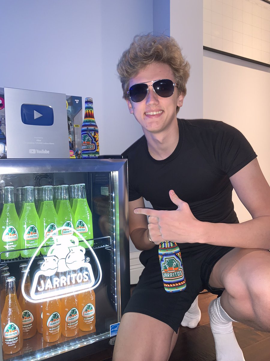 Guess which flavor I’m drinking today? 🤔 Right answers only 👇🏼

@jarritos #ad