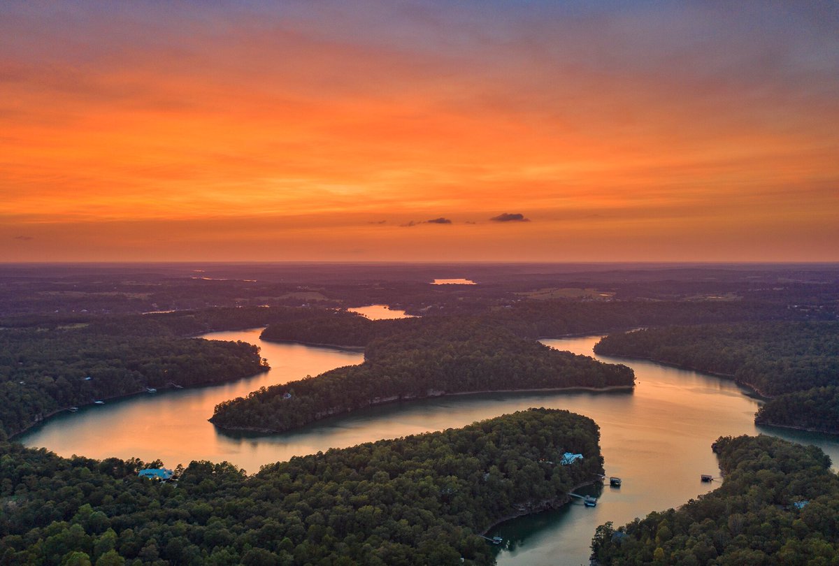 TheDaveWarren's tweet photo. This evening’s sunset over Smith Lake
https://t.co/z0AmLJUti9 
@spann @simpsonwhnt https://t.co/S5kj7QTcia