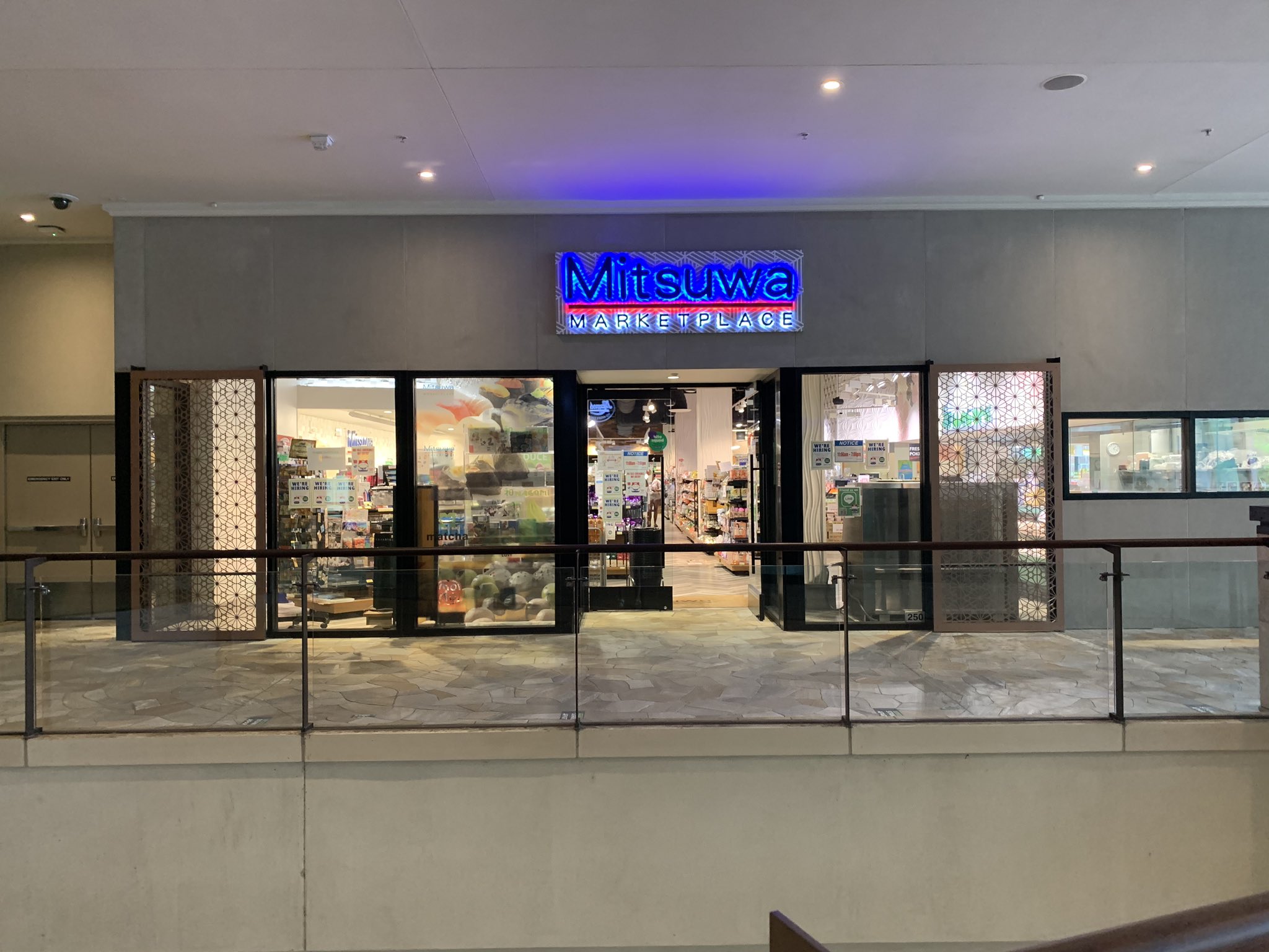 Hiroko Iijima International Market 内のmitsuwaへ フリクションペンあるかどうか と立ち寄っただけなのにcare Packageに送るお菓子を購入 北海道コーナーでは六花亭や北海道キャラメルも嬉しい 嗜好品デーでした Calbee Carepackage