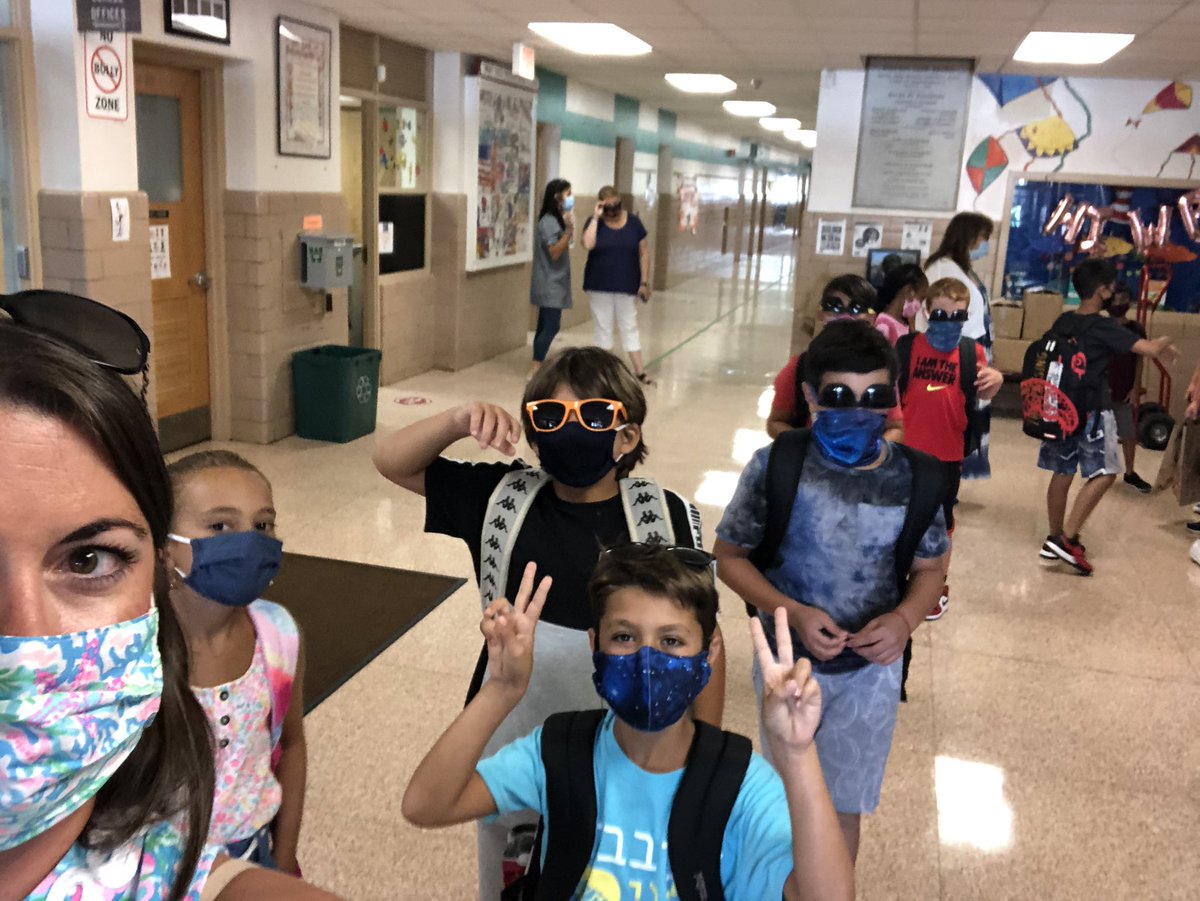 MrsJessicaRyan's tweet photo. Day 1 in the books with the #4Rhappydreamers #lookingonthebrightside ๐ #firstdayhooray @WaverlyParkElem https://t.co/wkxegV18b1