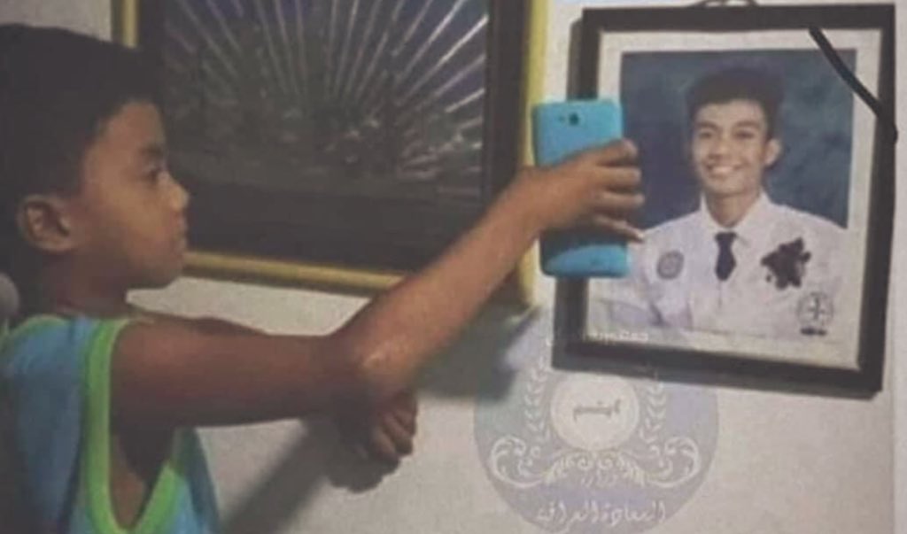 -من تموت والناس كلها دتبچي عليك ومخلي رمز موبايلك بصمه وجهك 🤦🏻‍♂️

-أبن اختك