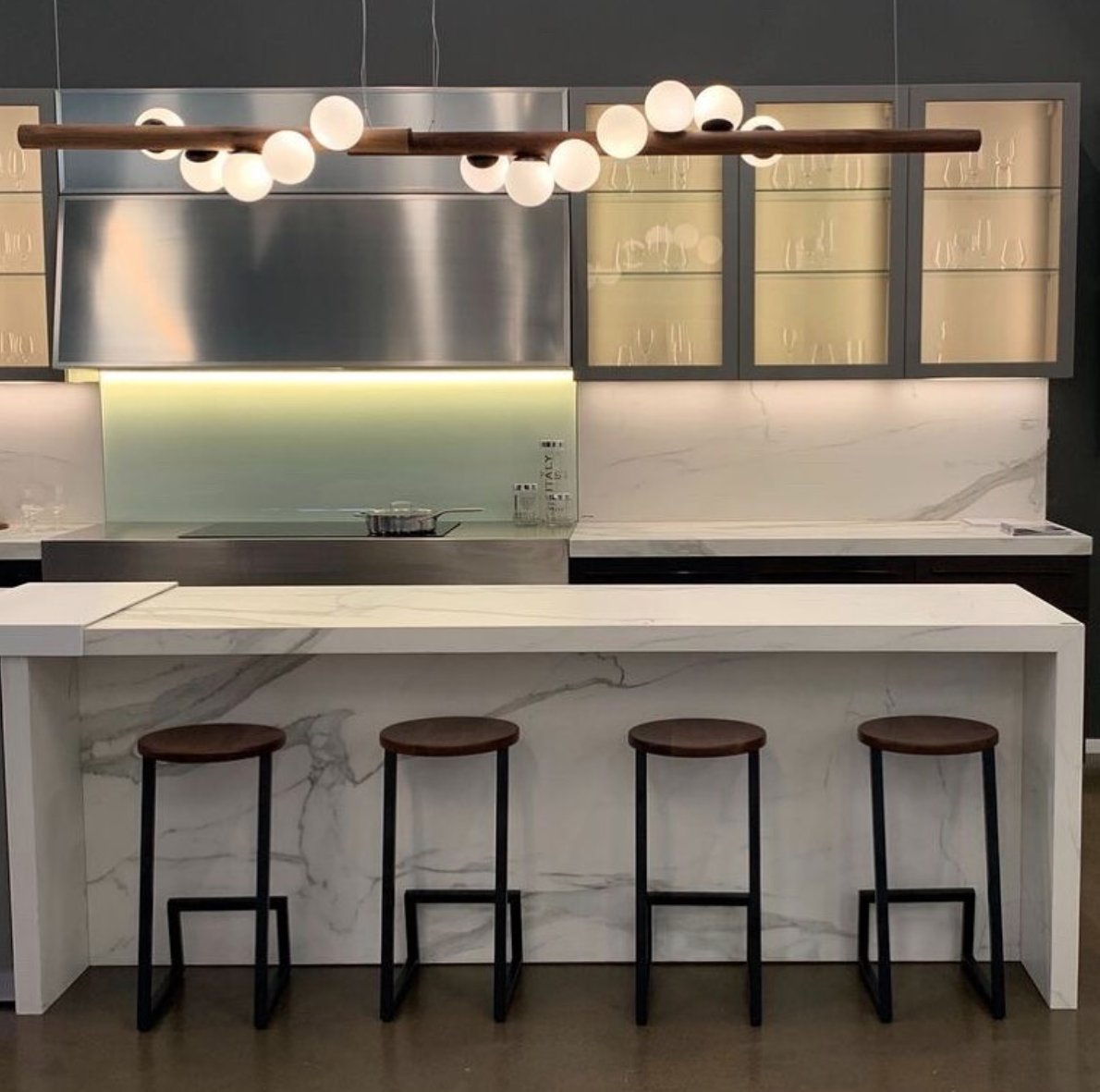 scavoliniTO's tweet photo. #ScavoliniTO's showroom gets an illuminating makeover! 💡 Hollis + Morris' #lightingfixture shines a spotlight on this modern #kitchen #design. https://t.co/OOVgGzZW3F https://t.co/np3B9eSnj3