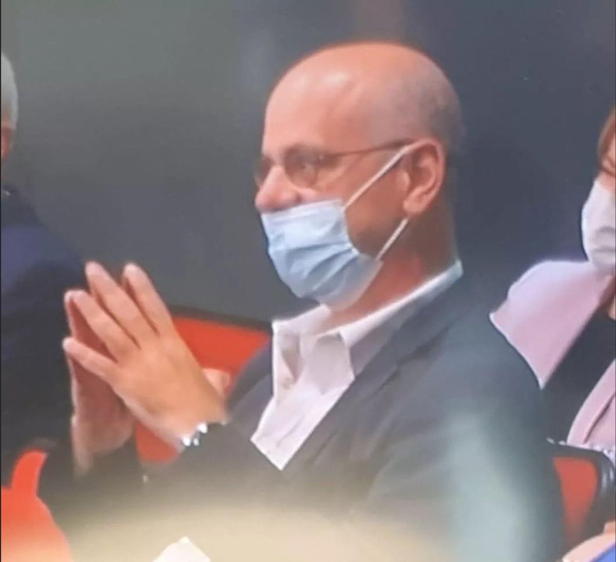 MidiLaurence's tweet photo. Il semble que @jmblanquer aussi a du mal à respirer correctement avec le masque... En regardant cette photo, je pense a ce jeune homme employé de magasin qui s’est fait arrêter sur son lieux de travail et matraquer par deux policiers parce qu’il le portait ainsi ... https://t.co/GcuZ1rSJcy