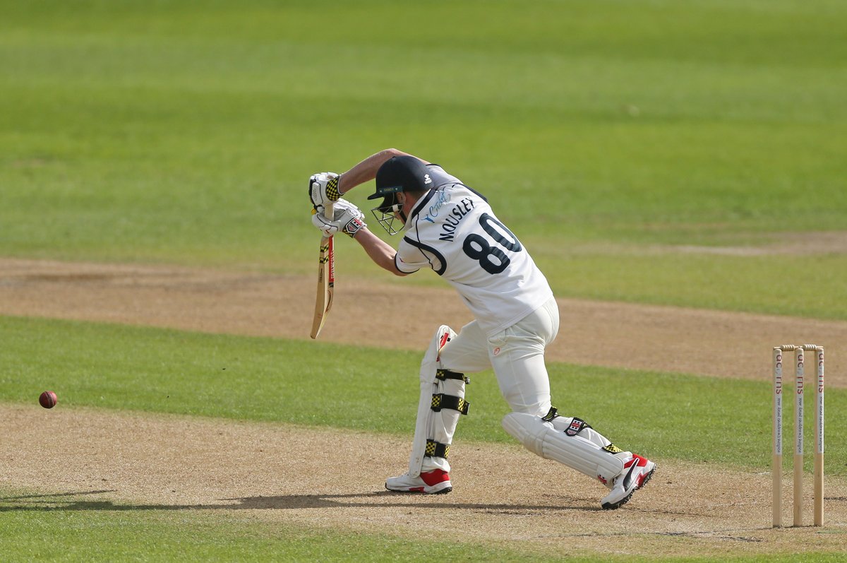 Wicket | The players go off for rain and Mousley is caught first ball after returning for 71.

Great innings. 👊

Bears are 335/7 (E Brookes 10*), a lead of 318.

Live Stream 🖥 fal.cn/3aca3
App 📱 fal.cn/3aca2 

🐻#YouBears #GLAvWAR