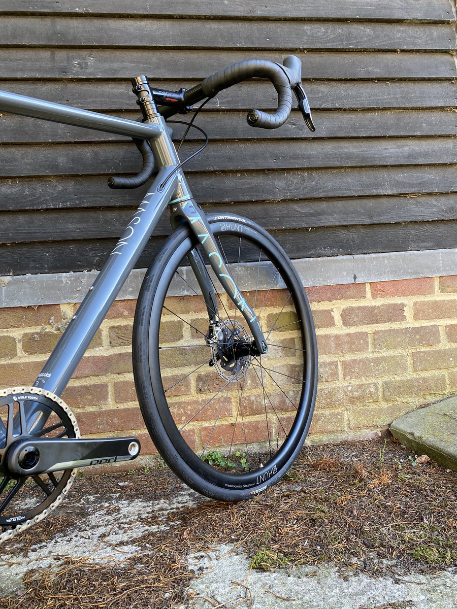 MASON_Cycles's tweet photo. The beautiful #MasonDefinition 
.
8.15kg and #MadeForMiles !
.
@HuntBikeWheels @SRAMroad @Wolf_Tooth_Comp
. https://t.co/RokyOwS43i