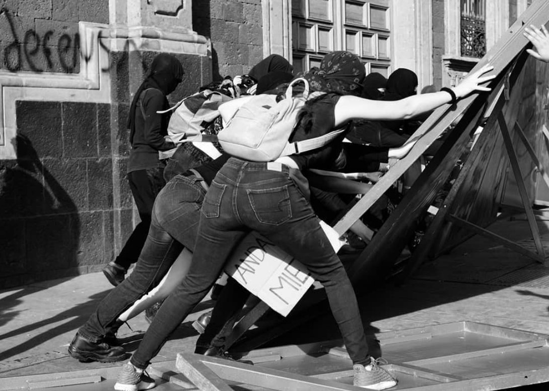 Leslie Saucillo, fotógrafa.Siempre cercana, Leslie retrata la realidad que se vive en el movimiento siempre transparente.IG:  https://www.instagram.com/p/B9cei5rBhW5/&nbsp;