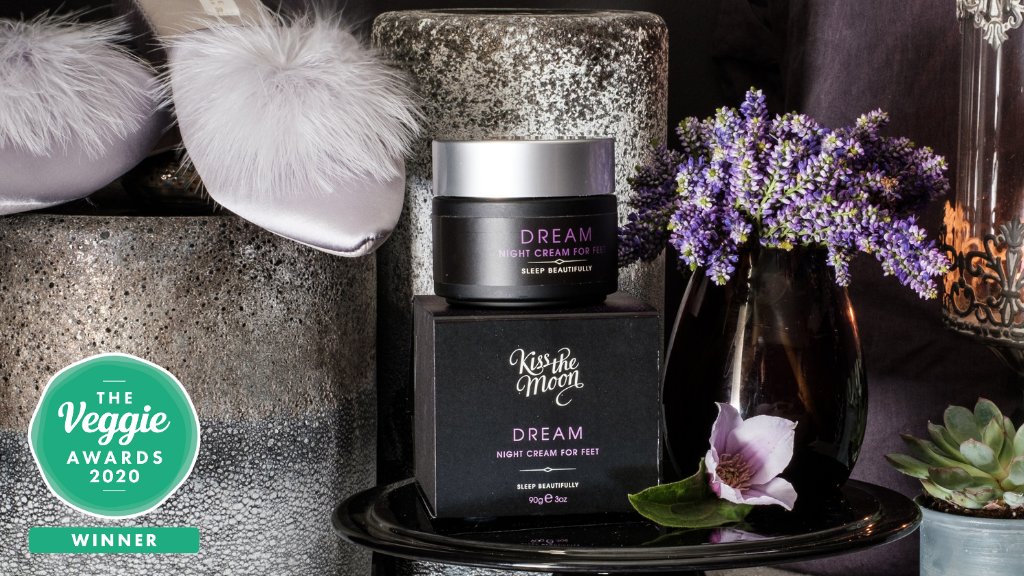 kissthemoonxx's tweet photo. Proud to announce another 𝙒𝙄𝙉 for our super nourishing Night Cream for Feet: 🥇 𝘽𝙚𝙨𝙩 𝘾𝙧𝙪𝙚𝙡𝙩𝙮-𝙁𝙧𝙚𝙚 𝘽𝙤𝙙𝙮𝙘𝙖𝙧𝙚 🥇 at the annual Live Green and Good Veggie Awards 👏🏻  #veggieawards #crueltyfreebeauty #veganbeauty https://t.co/HJrSGg2NPY https://t.co/aZlmoVMnwf