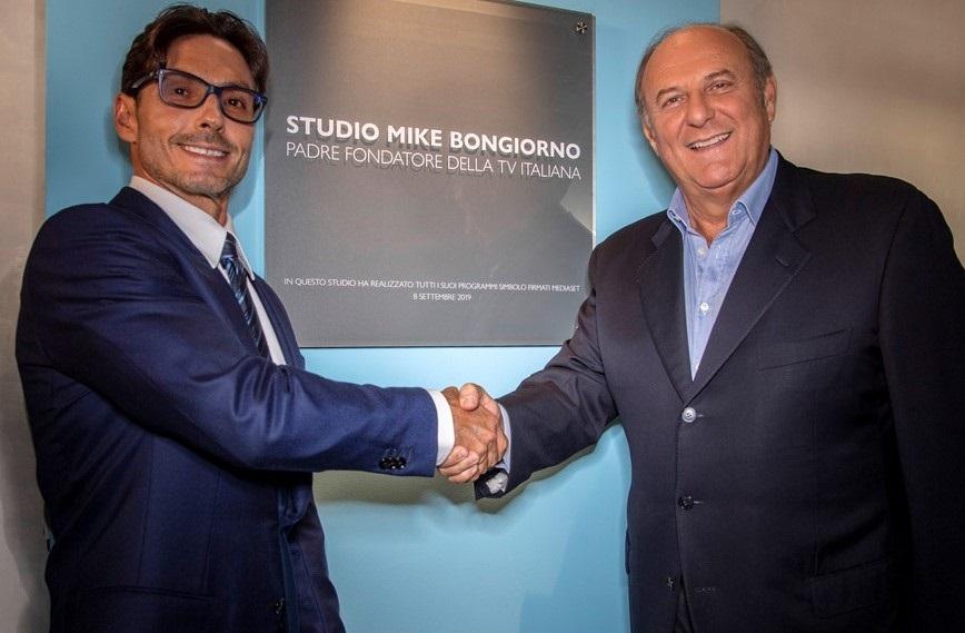 CinguettaTV's tweet photo. Undici anni fa ci lasciava #MikeBongiorno il padre fondatore della #tv. Il primo dei grandi artisti che contribuì alla nascita della tv commerciale #telemilano che poi sarebbe diventata #canale5.
UN SALUTO AL RE DEL QUIZ!!🤗
ALLEGRIA!!!🖐
#allegria #mediaset #rai #sky https://t.co/6UhqsKNbYn