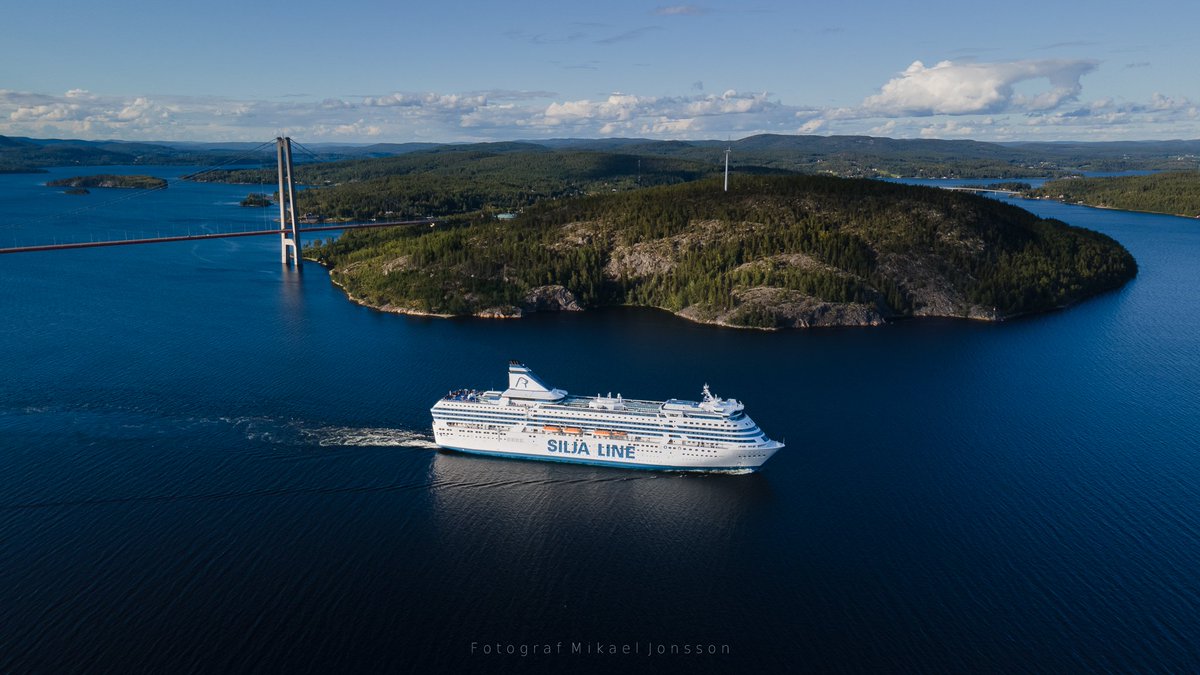 Det är rätt häftigt att se det här stora fartyget kryssa inomskärs 🛳
<a href="/TallinkSiljaSE/">Tallink Silja AB</a> #högakusten #highcoast #sweden #kryssning #siljasymphony