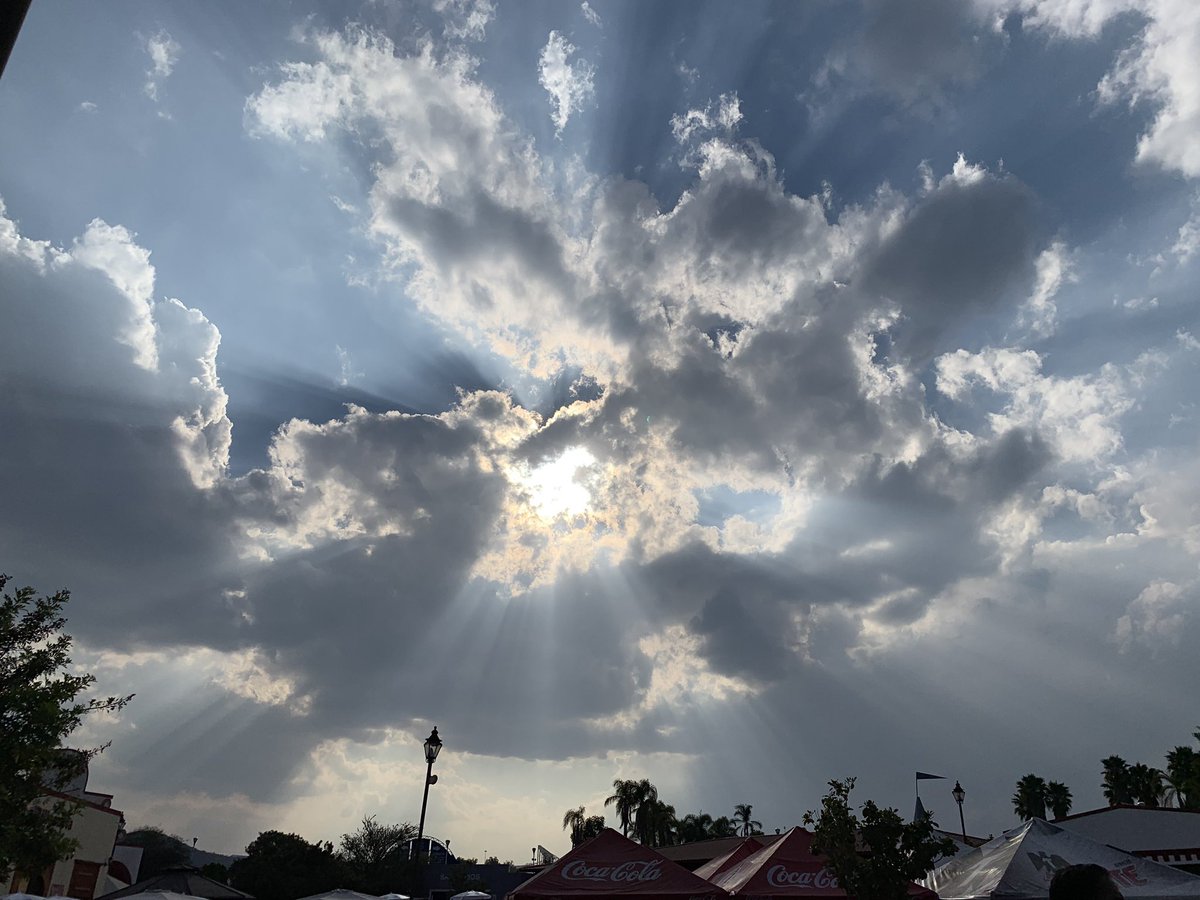 BicentenarioQro's tweet photo. Hoy en #RecordarEsVolverAVivir una bella postal desde la Plaza Juvenil🙌🏼

#ParqueBicentenario https://t.co/BNUhh43hPZ