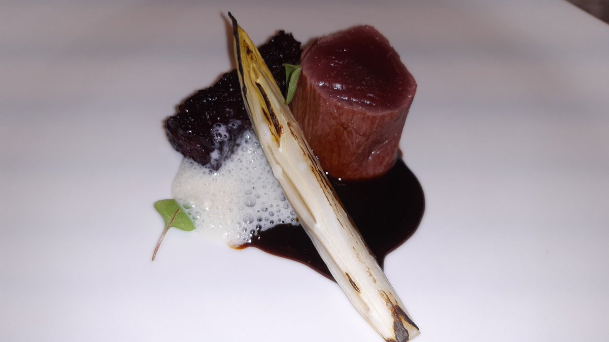 Identidad propia de raíces extremeñas, mucha personalidad e intensidad de sabores definen la cocina de Begoña Fraire en Étimo (Madrid). Algún pequeño desequilibrio por exceso de ingredientes en algunos platos pero, en general, una propuesta original y muy disfrutable