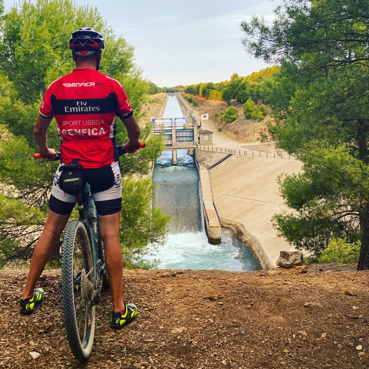 AndresHonrubia's tweet photo. Always on the road 🚵🏻♂️.
.
.
.
.
.
.
#benficatv #flyemirates #hsound #hsoundphoto #losanguijes #trasvasetajosegura #mtb #mtblife #ciclismodemontaña #bicicletademontaña #bicidemontaña #verano2020 #orbeaalma #albacete #castillalamancha #tajosegura https://t.co/DBTNnBIemn