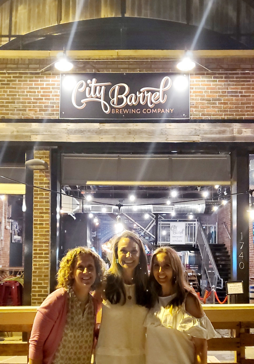 CopakenBrooks's tweet photo. “Great place to meet friends and enjoy a Day Drinker (or two!)”
Stephanie, Julie and Carol show their love for #KC at @CityBarrel. Do you have a favorite spot downtown? We want to see it! https://t.co/fNvBeABsA0 #CBLovesKC #ShowMeKC https://t.co/2uFfK706b0