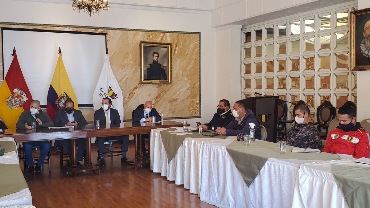 CteAzuay's tweet photo. Hoy Director #Azuay @emoscoso73 junto al Jefe Provincial Coronel Oswaldo Sabagay participamos de reunión institucional de control y seguridad en @goberazuay, presidida por el Gobernador @xaesma planteando objetivos para luego del estado de excepción nacional
@CTEcuador @tomebamba https://t.co/V1pmVuwY6n
