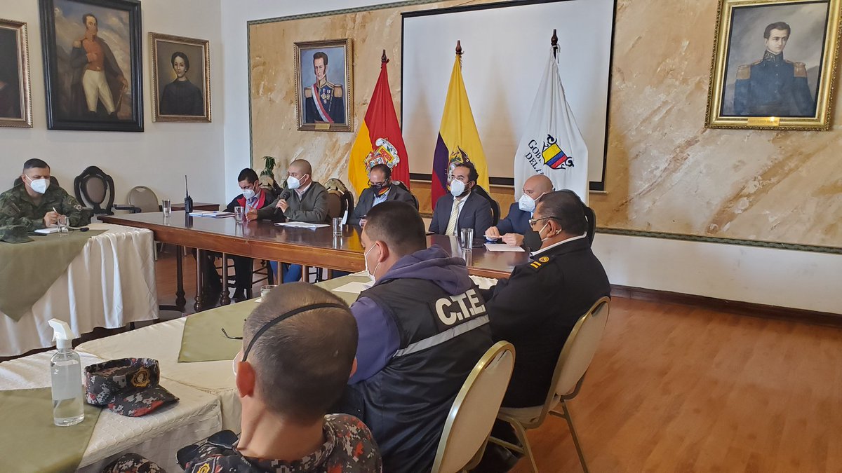 CteAzuay's tweet photo. Hoy Director #Azuay @emoscoso73 junto al Jefe Provincial Coronel Oswaldo Sabagay participamos de reunión institucional de control y seguridad en @goberazuay, presidida por el Gobernador @xaesma planteando objetivos para luego del estado de excepción nacional
@CTEcuador @tomebamba https://t.co/V1pmVuwY6n