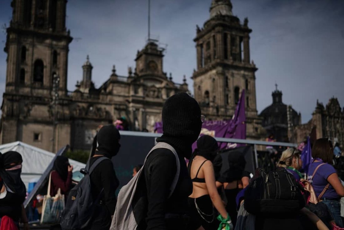 Gladys Serrano, fotógrafa multimedia.Captura el acontecer diario de la vida política y social del país, pero también ha sido cercana a la lucha contra la violencia de género.IG:  https://www.instagram.com/gladysserrano.foto/
