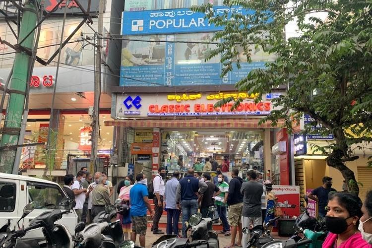 Aap me se kayi log nahi jaante honge  #popularfinance ke baare me..So its a finance company hq in kerala was working from past 50 years..it has around 22 branches in karnataka only..Have worth 200 cr deposits in Karnatka alone..Says everything that people had trust on them.1/n