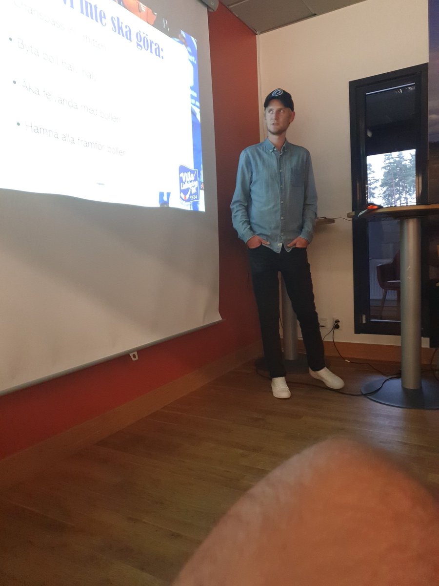 Teoripass innan träningen, på lördag är det dags för första träningsmatchen borta mot Vetlanda.