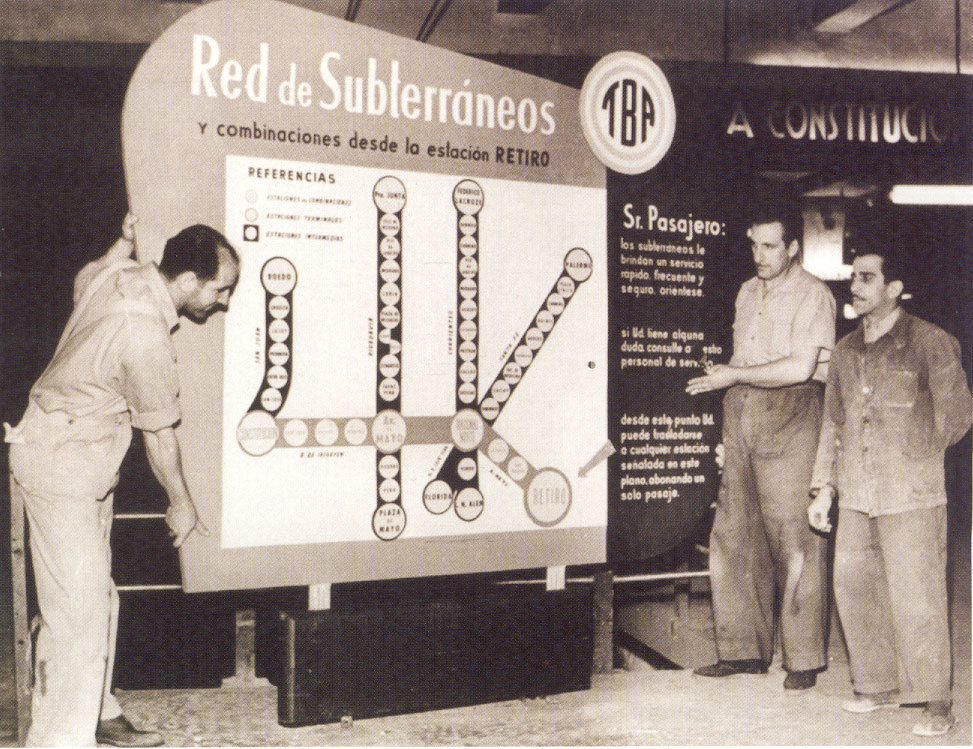 Un bonus que me olvidé de incluir. Cartel informativo de la red de subtes instalado por Transportes de Buenos Aires en Retiro en 1958. Una pequeña muestra de lo que se perdió Buenos Aires por rifar su empresa de transporte integrada en un montón de kioscos e intereses chiquitos.
